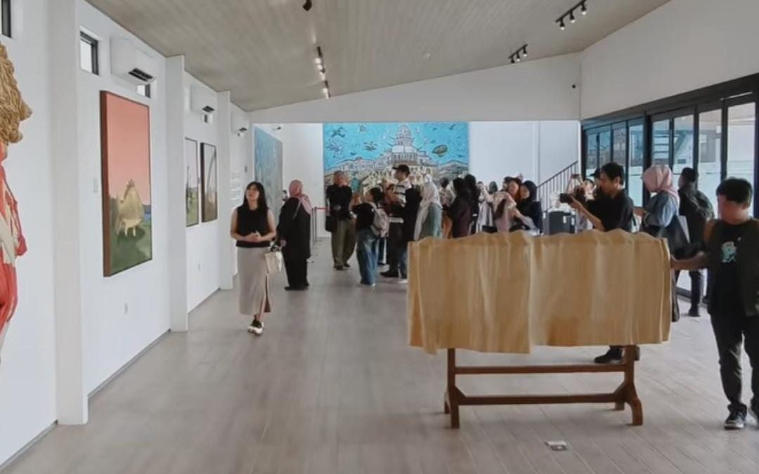 Monochrome as Manifesto: Ketika Pembatasan Justru Memantik Keberanian Seniman