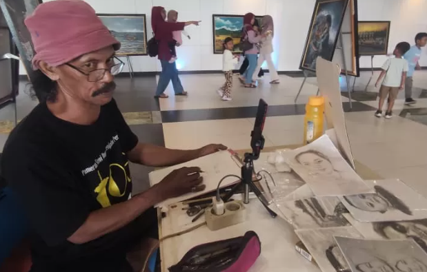 Melukis di Tengah Kota: Ketika Pasar Seni Mojokerto Mengajak Publik Terlibat Langsung